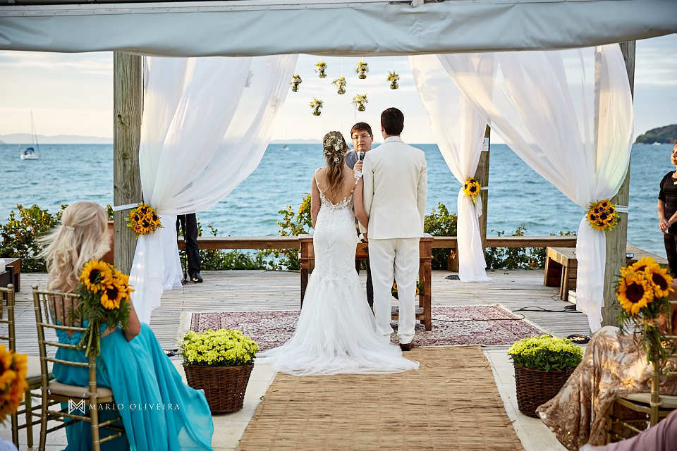 casal de costas com vista para o mar