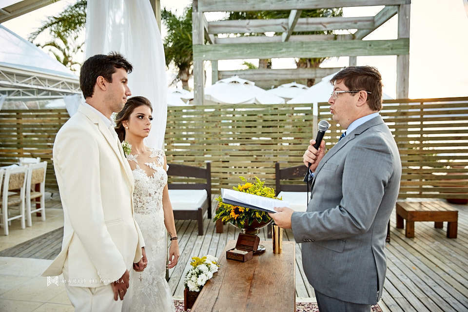 casal e celebrante de perfil