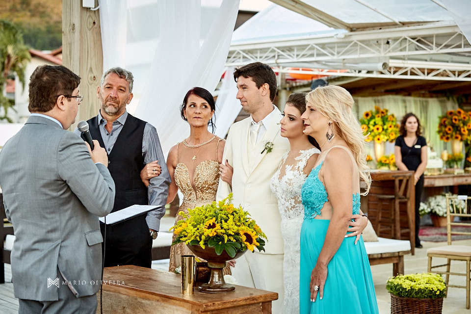 pais e casal em frente ao celebrante