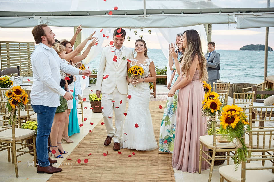 casal saindo da cerimônia com chuva de pétalas