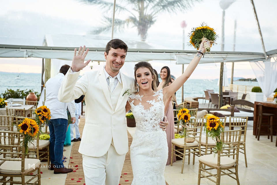casal saindo da cerimônia e comemorando