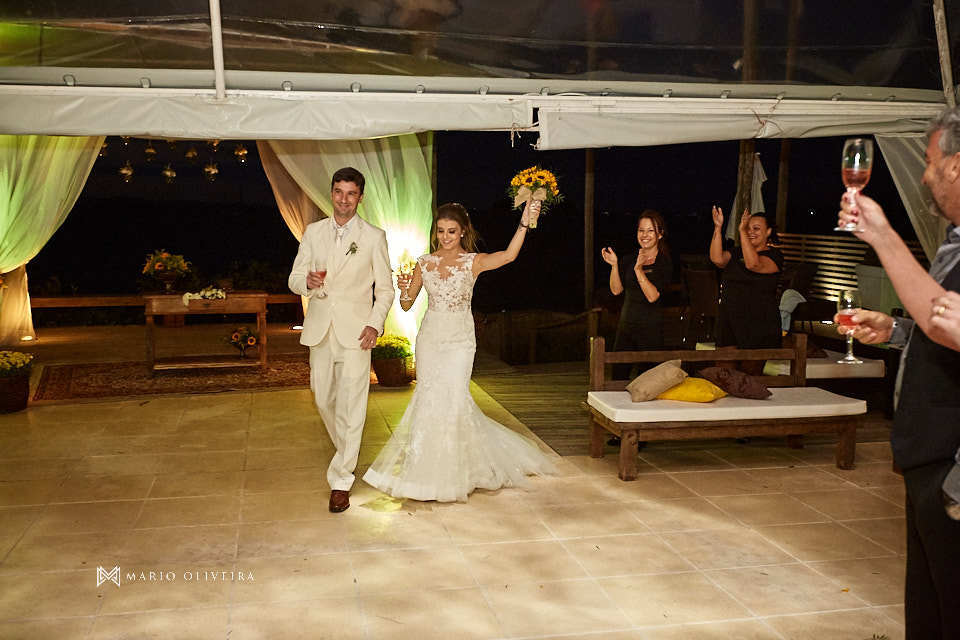 casal entrando na recepção e comemorando