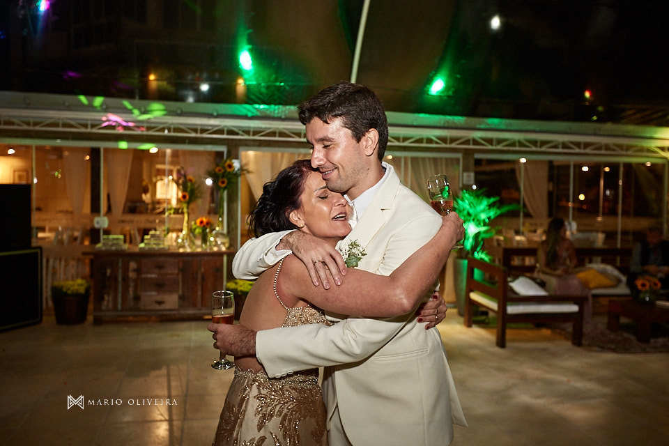 mãe abraçando o noivo