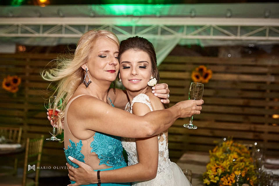 mãe abraçando a noiva