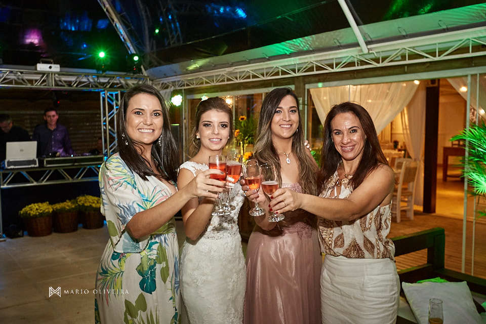 convidadas brindando com a noiva