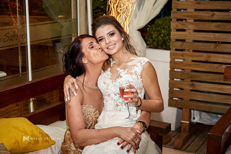 mãe abraçando a noiva