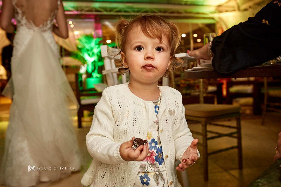 menina comendo docinho