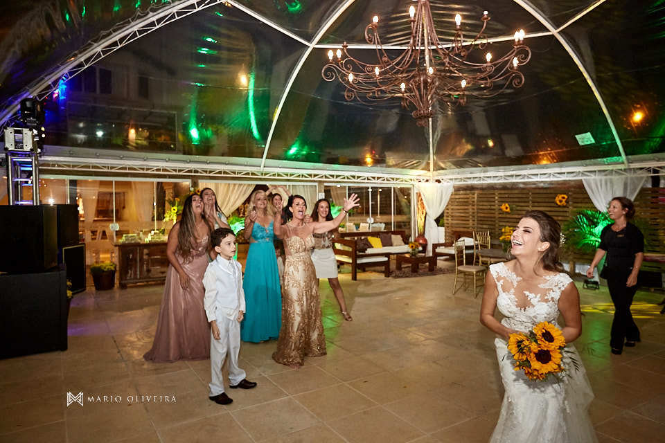 noiva jogando o buque
