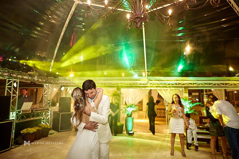 casal dançando abraçado