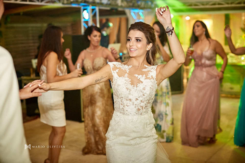 noiva dançando e rindo