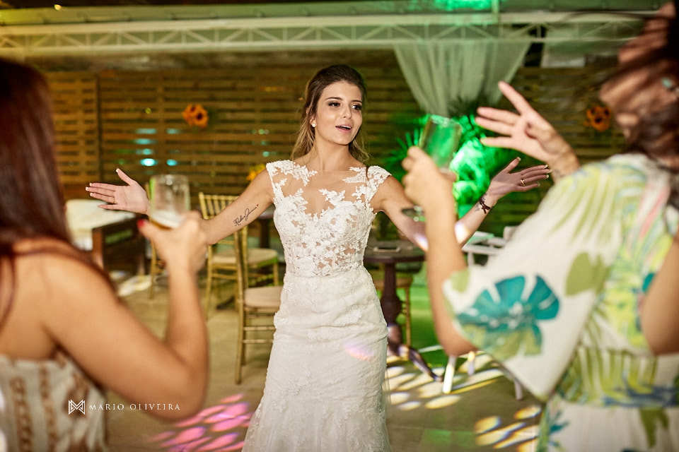 noiva dançando e rindo