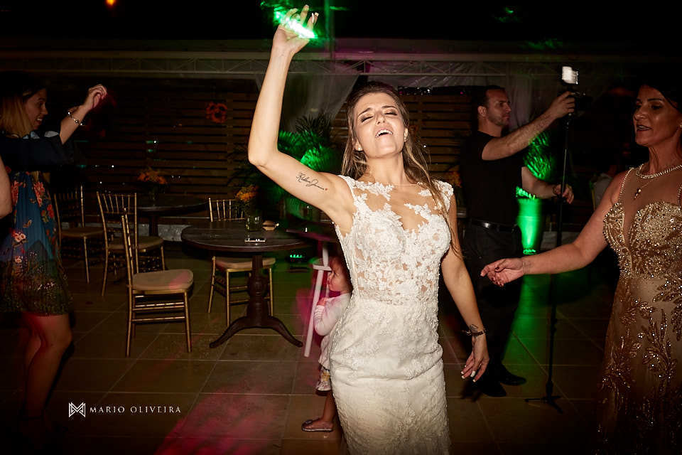noiva dançando e rindo