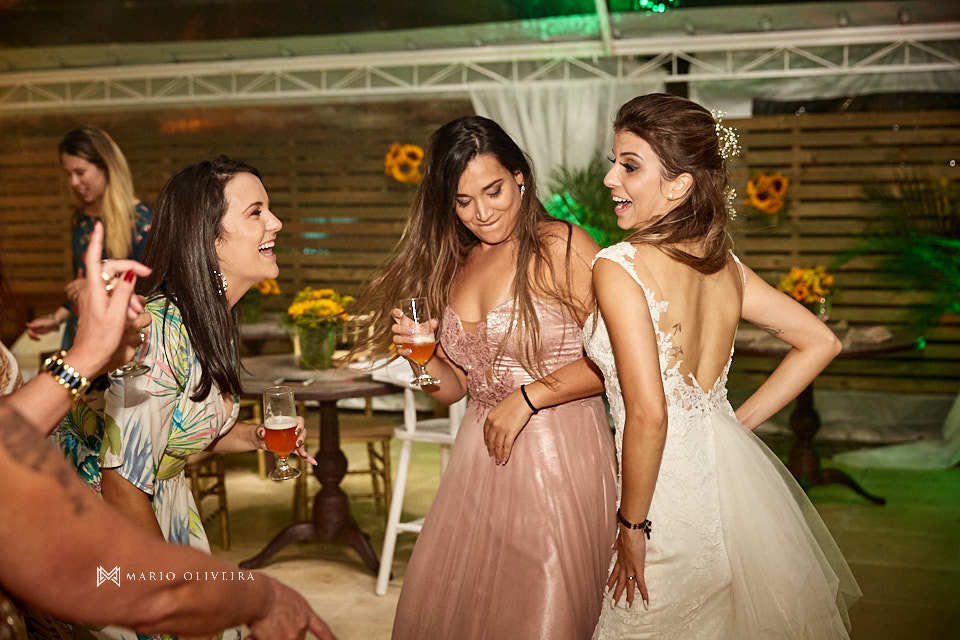 convidadas dançando e rindo com a noiva