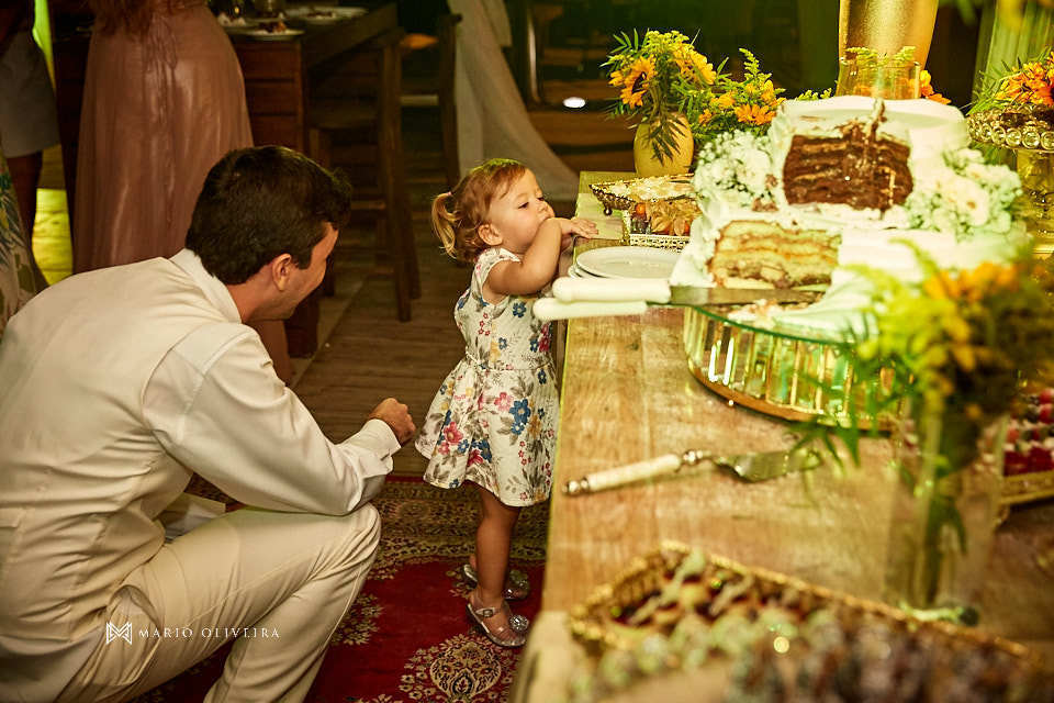 menina em frente a mesa de doces