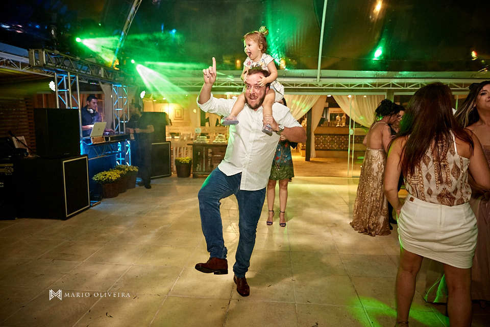 pai com menina nas costas dançando