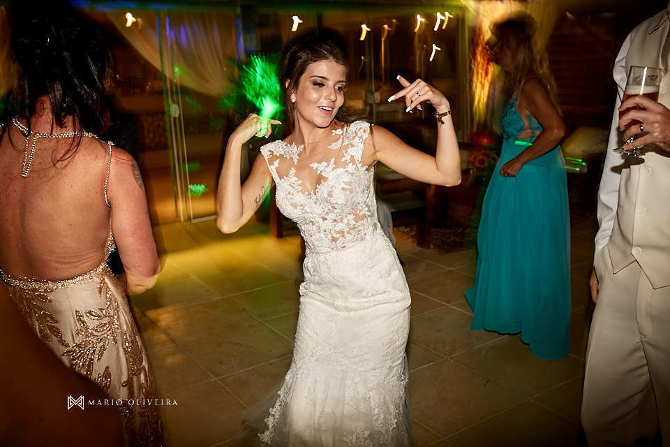 noiva dançando e rindo