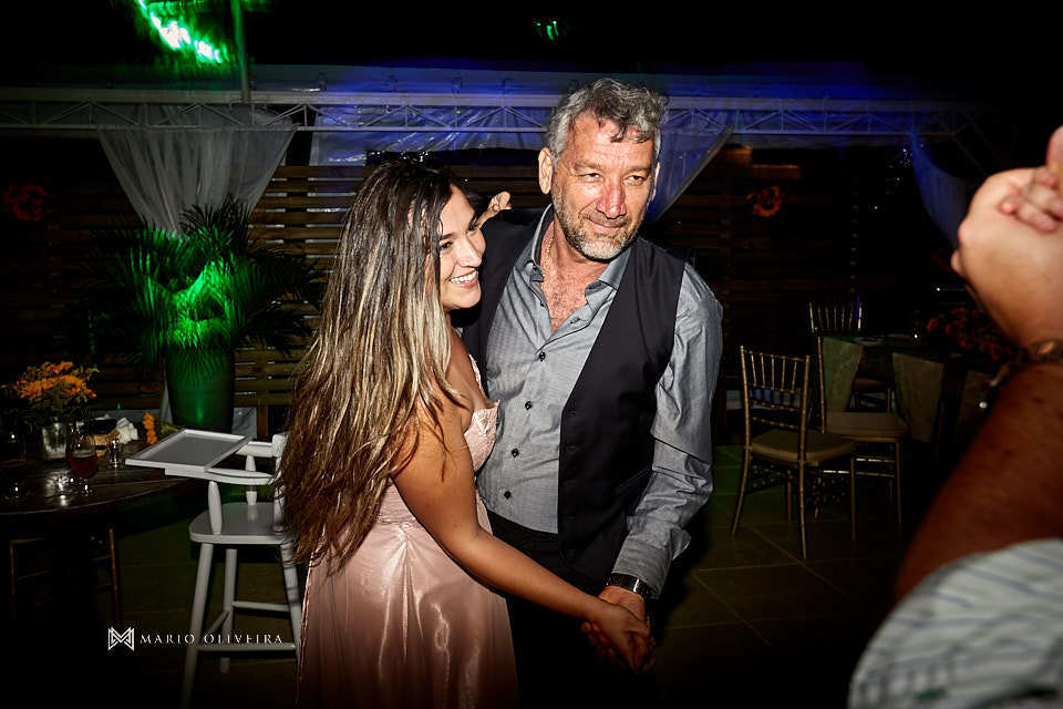 convidadas dançando e rindo