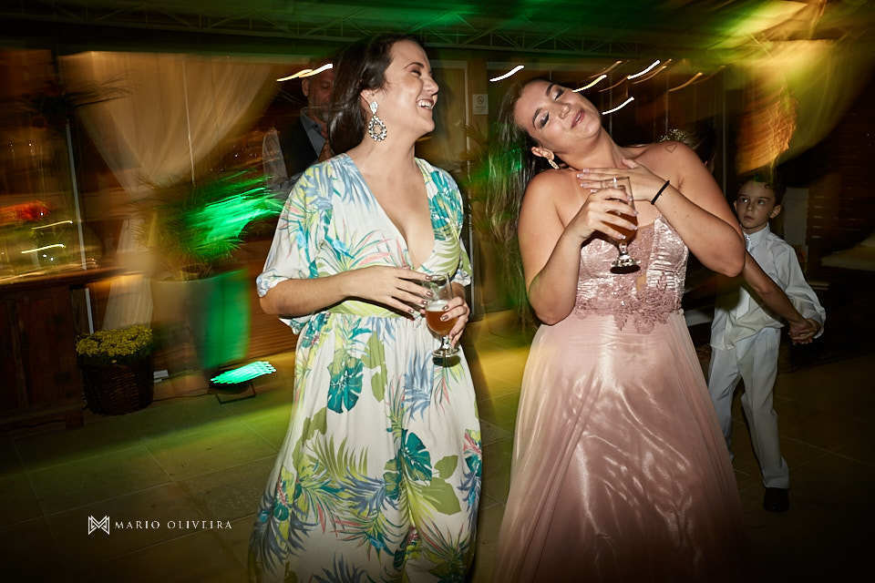 convidadas dançando e rindo