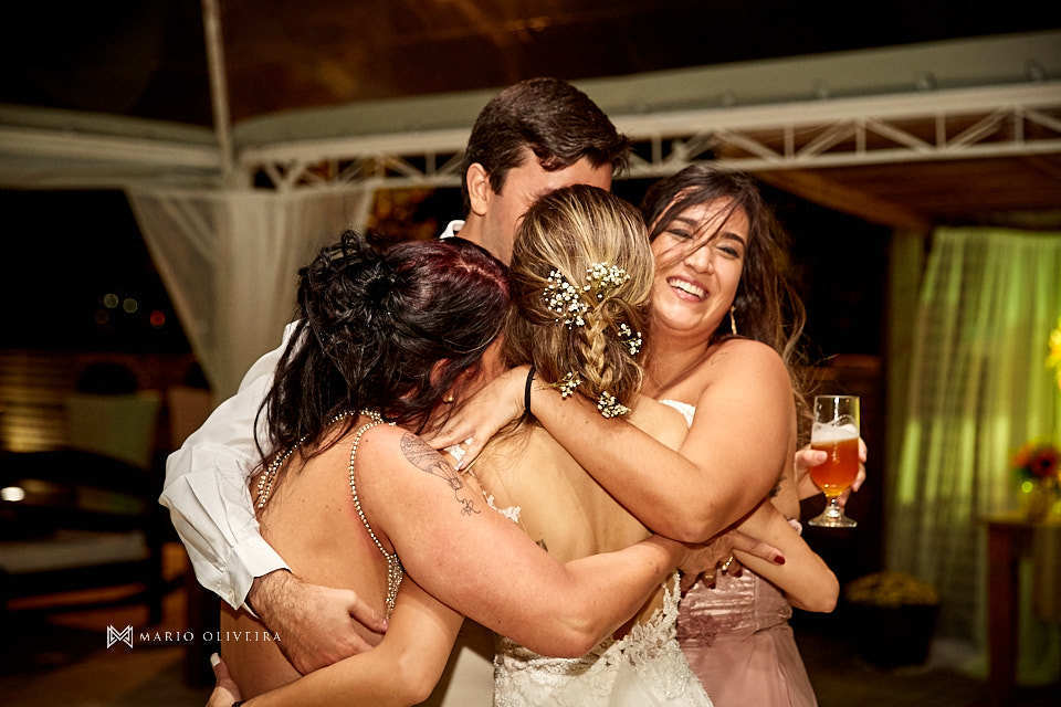 convidados abraçando o casal