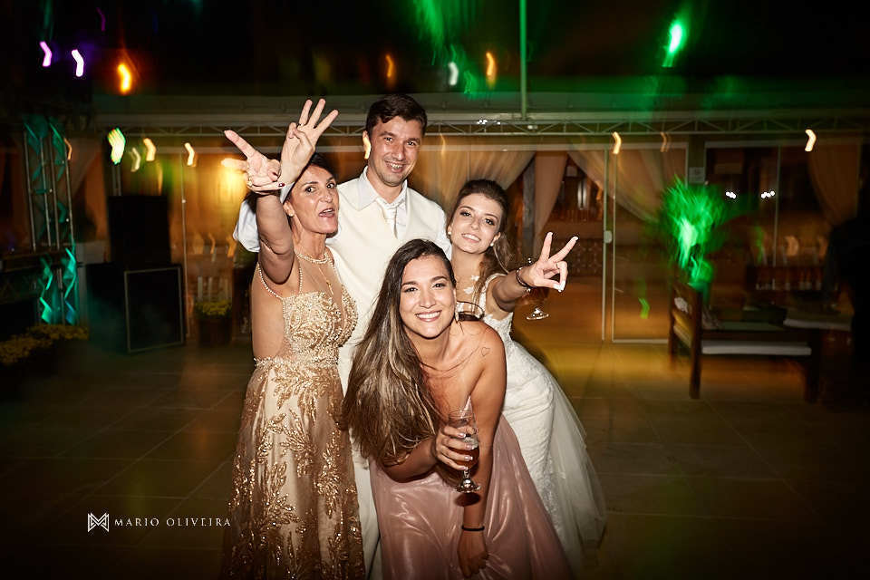 convidados comemorando com o casal