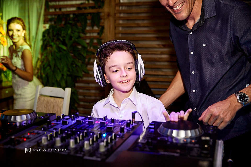 menino com fone do dj