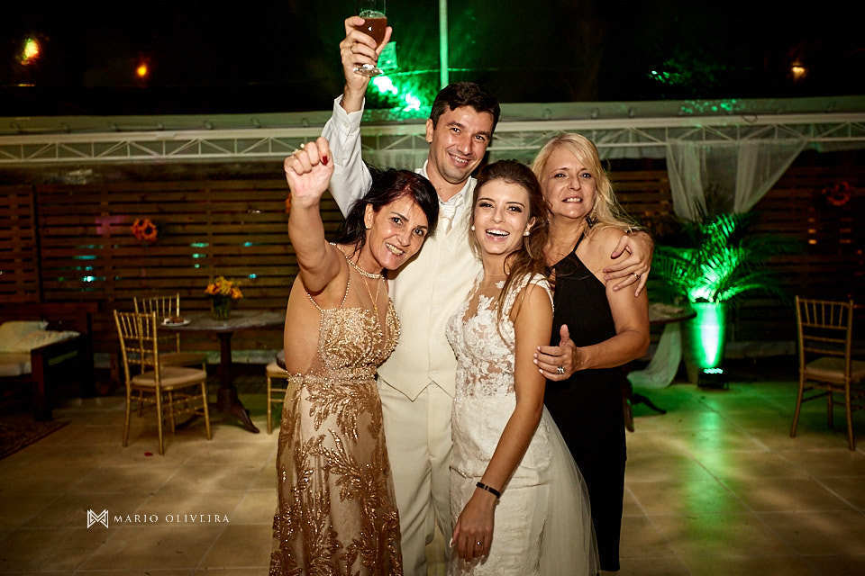 convidados comemorando com o casal