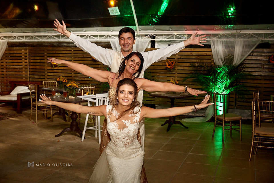 convidados comemorando com o casal