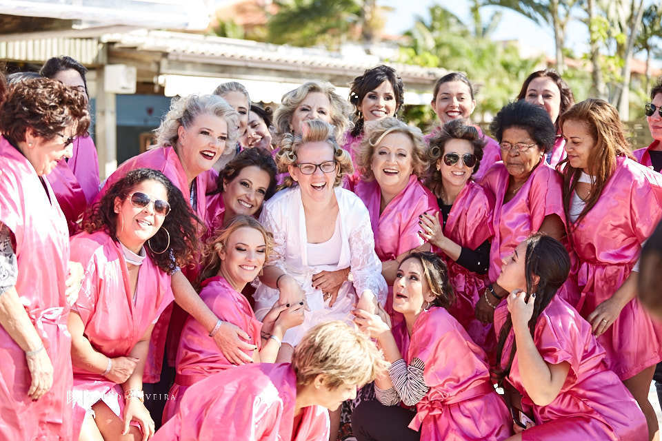 Madrinas rindo com a noiva
