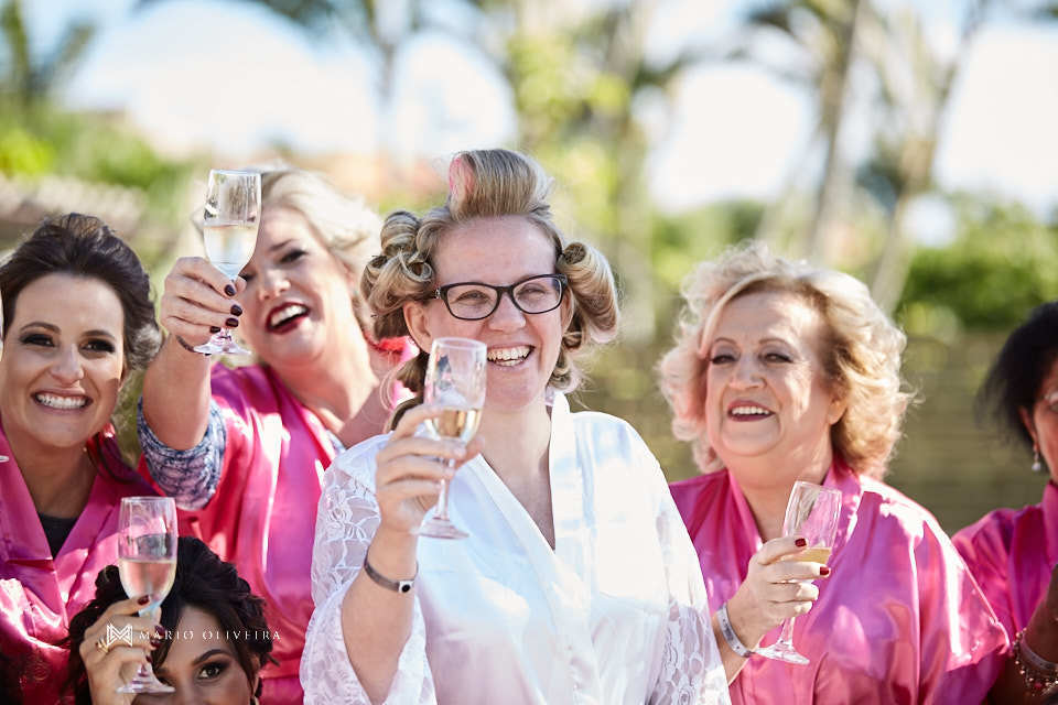 Madrinas brindando com a noiva