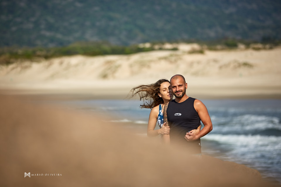 praia da joaquina, ensaio fotográfico, florianopolis, casal, ensaio de casal, fotografia, pre casamento, pre wedding, mario oliveira, surf, casamento