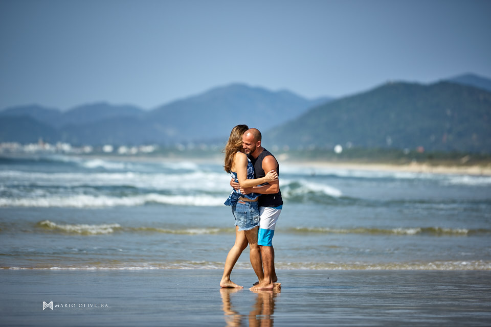 praia da joaquina, ensaio fotográfico, florianopolis, casal, ensaio de casal, fotografia, pre casamento, pre wedding, mario oliveira, surf, casamento