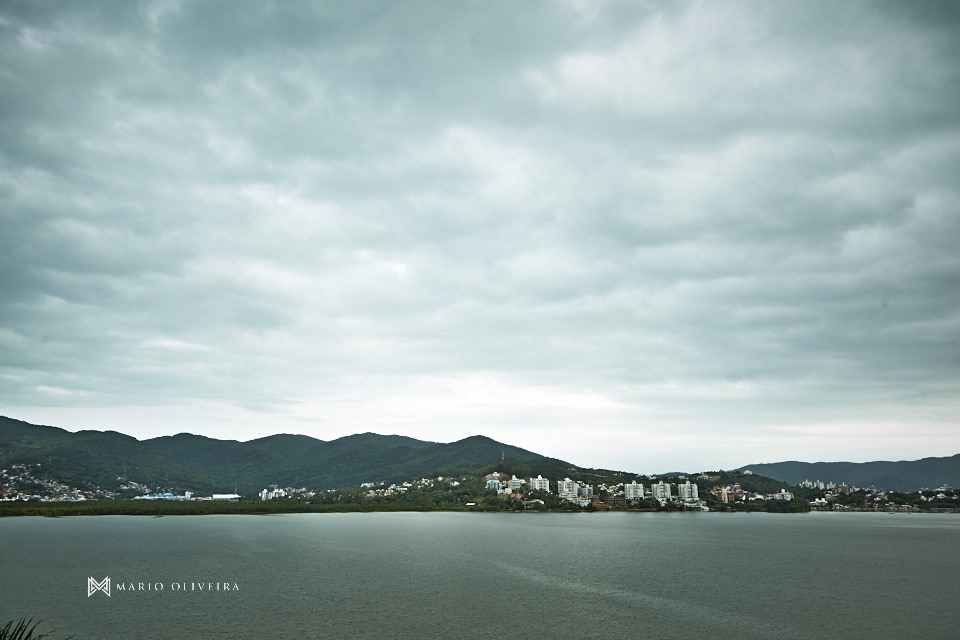 fotografo de casamento em florianopolis, melhor fotografo de florianopolis, mario oliveira, casamento terraço cacupe, joinville, casamento na praia, foto do making of da noiva, casamento rock and roll