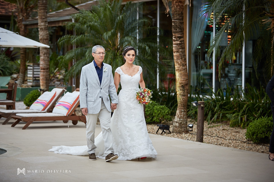entrada da noiva, Estaleiro guest house, balneario comboriu, mario oliveira, melhor fotografo de florianópolis, casamento na praia,