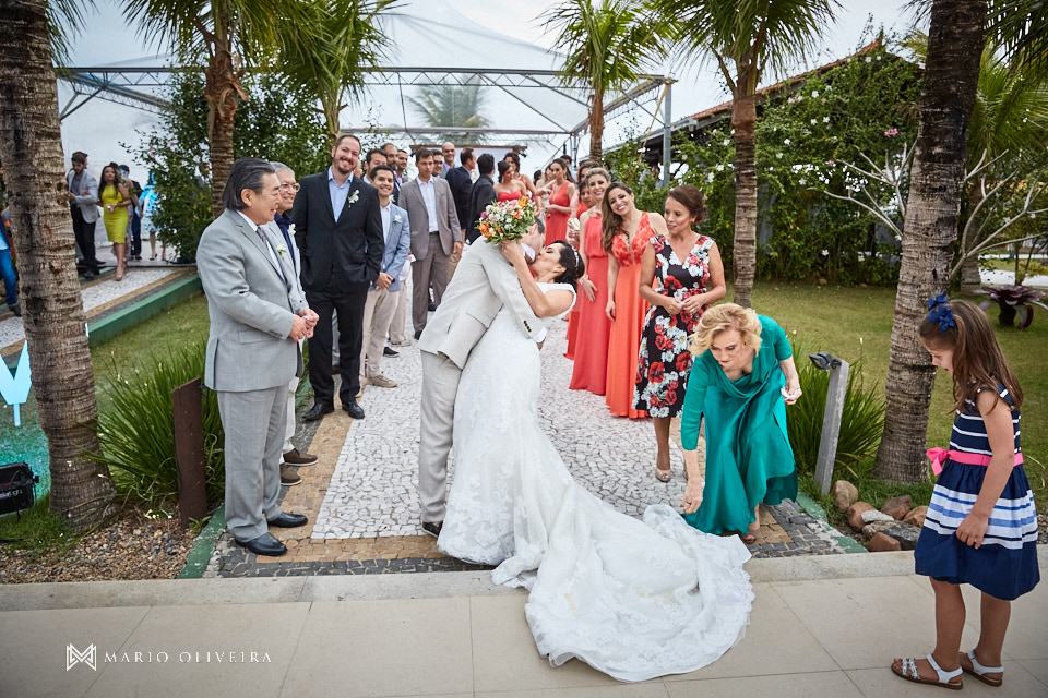 beijo dos noivos, chuva de arroz, Estaleiro guest house, balneario comboriu, mario oliveira, melhor fotografo de florianópolis, casamento na praia,