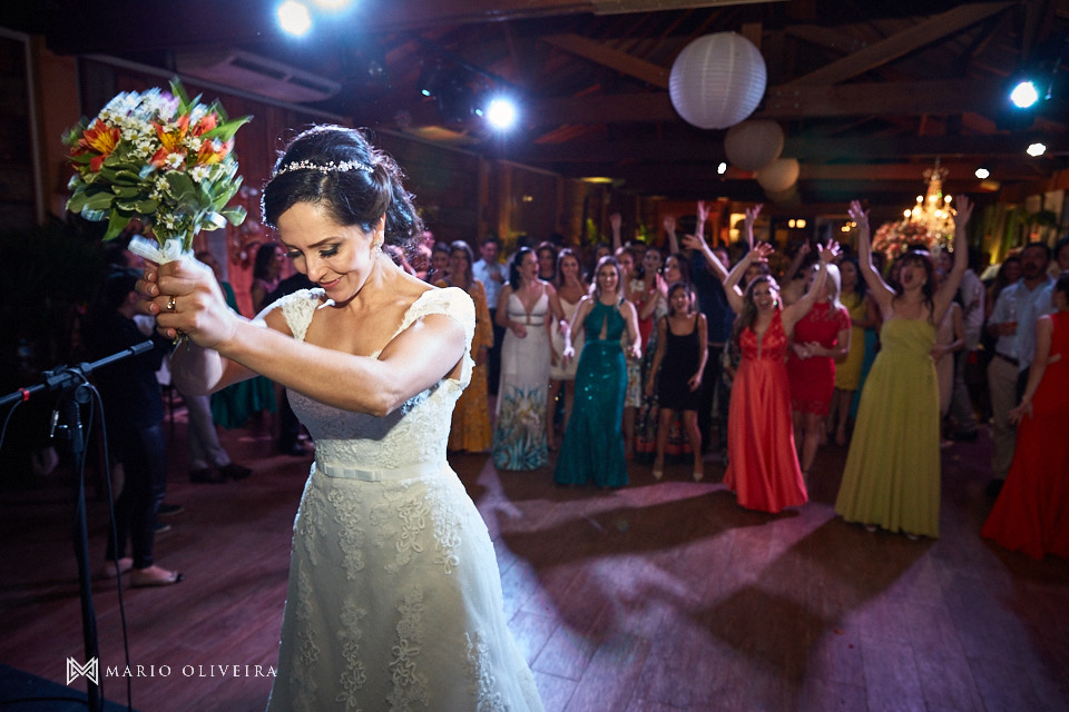noiva jogando o buque, Estaleiro guest house, balneario comboriu, mario oliveira, melhor fotografo de florianópolis, casamento na praia,