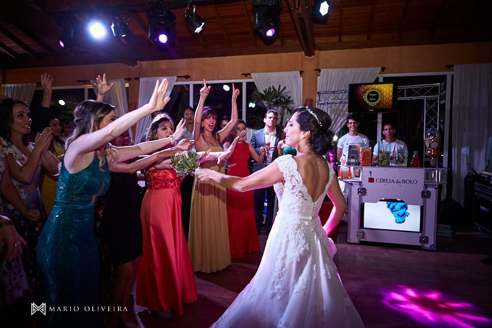 noiva jogando o buque, Estaleiro guest house, balneario comboriu, mario oliveira, melhor fotografo de florianópolis, casamento na praia,