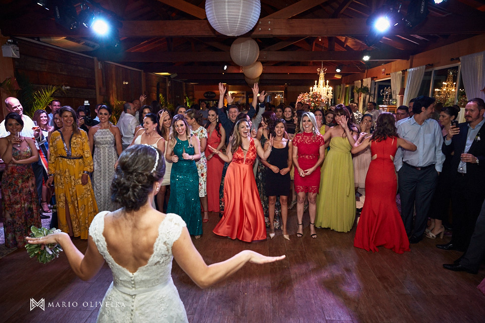 noiva jogando o buque, Estaleiro guest house, balneario comboriu, mario oliveira, melhor fotografo de florianópolis, casamento na praia,