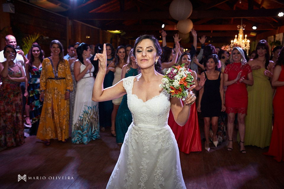 noiva jogando o buque, Estaleiro guest house, balneario comboriu, mario oliveira, melhor fotografo de florianópolis, casamento na praia,