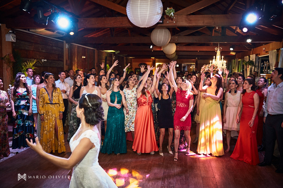 noiva jogando o buque, Estaleiro guest house, balneario comboriu, mario oliveira, melhor fotografo de florianópolis, casamento na praia,