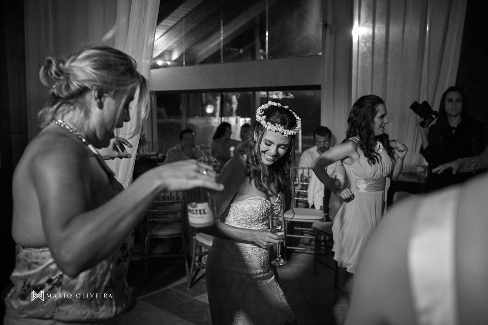 fotografo de casamento em florianopolis, melhor fotografo de florianopolis, mario oliveira, casamento no espaço ondas, casamento na praia, foto do making of da noiva, casamento de dia