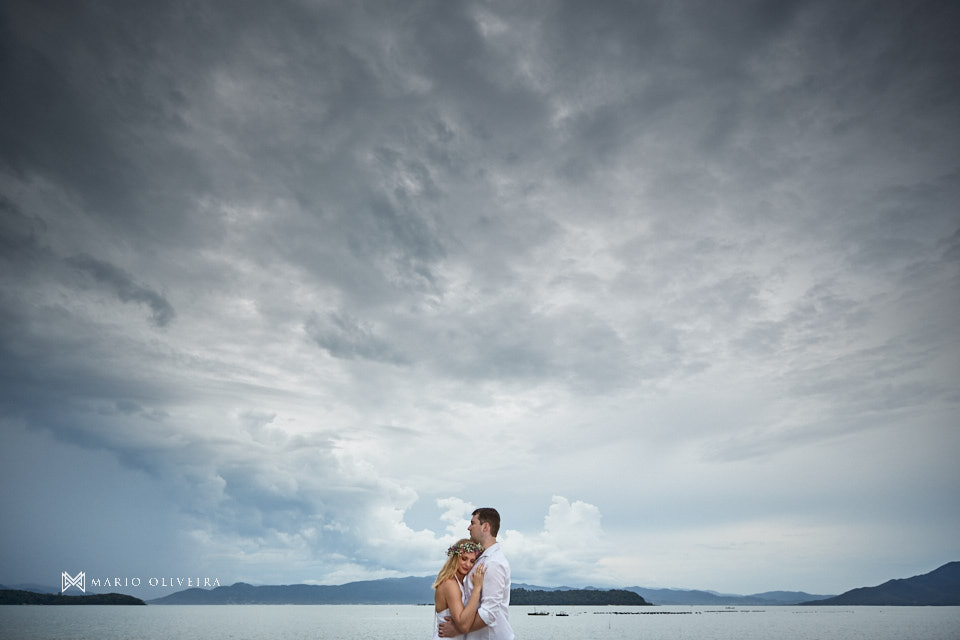 casal na praia, noivos na praia, melhor fotografo de florianopolis, mario oliveira, ensaio de casal, sessão de fotos na praia, engagement session, e-session