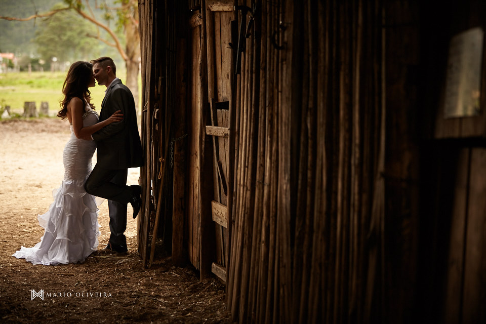 fotos de casal na fazenda, noiva andando a cavalo, mario oliveira, melhor fotografo de florianopolis, trash the dress, casal no campo, ensaio fotografico de casal na fazenda