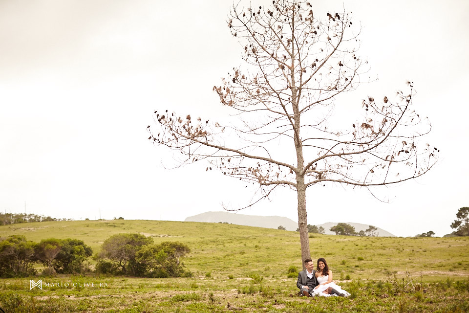fotos de casal na fazenda, noiva andando a cavalo, mario oliveira, melhor fotografo de florianopolis, trash the dress, casal no campo, ensaio fotografico de casal na fazenda
