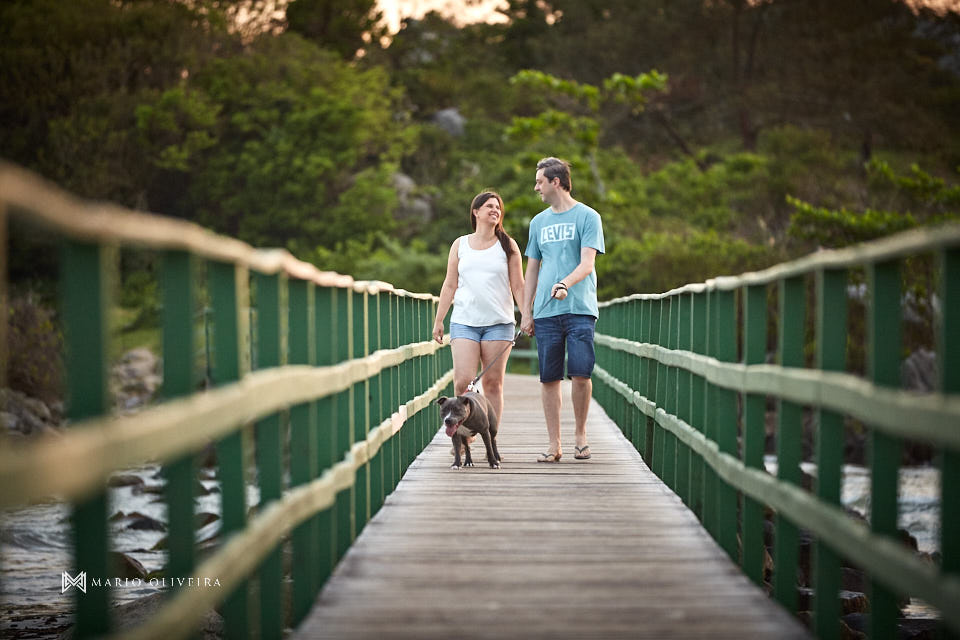 ensaio de casal, fotos no ribeirão da ilha, mario oliveira, fotografo de casamento, melhor fotografo de florianopolis, fotos com cachorro, pitbull, praia da armação, nascer do sol