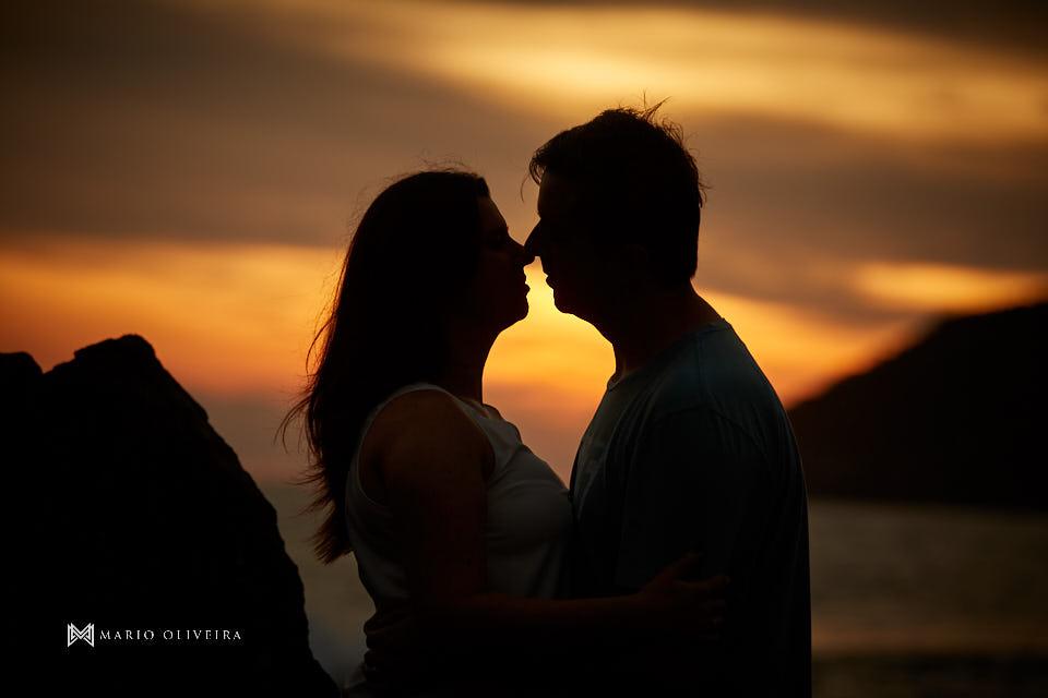 ensaio de casal, fotos no ribeirão da ilha, mario oliveira, fotografo de casamento, melhor fotografo de florianopolis, fotos com cachorro, pitbull, praia da armação, nascer do sol