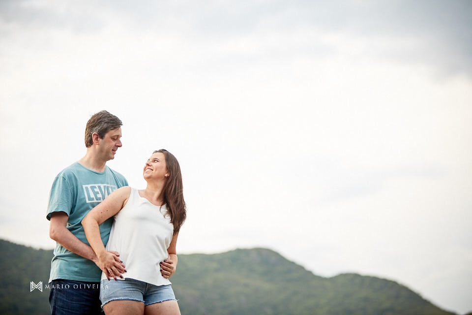 ensaio de casal, fotos no ribeirão da ilha, mario oliveira, fotografo de casamento, melhor fotografo de florianopolis, fotos com cachorro, pitbull, praia da armação, nascer do sol