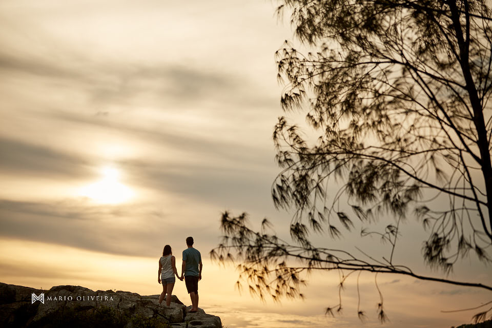 ensaio de casal, fotos no ribeirão da ilha, mario oliveira, fotografo de casamento, melhor fotografo de florianopolis, fotos com cachorro, pitbull, praia da armação, nascer do sol
