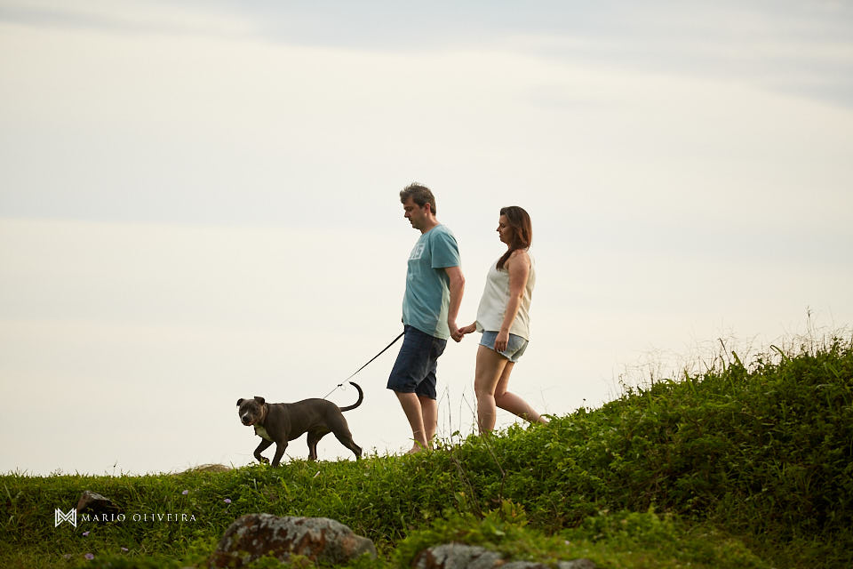 ensaio de casal, fotos no ribeirão da ilha, mario oliveira, fotografo de casamento, melhor fotografo de florianopolis, fotos com cachorro, pitbull, praia da armação, nascer do sol