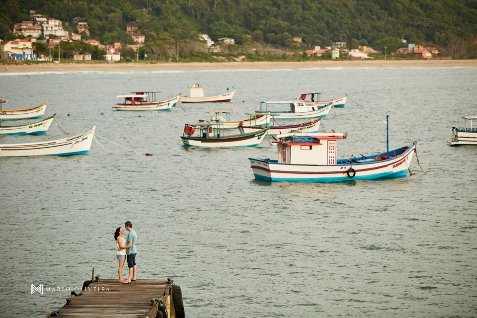 ensaio de casal, fotos no ribeirão da ilha, mario oliveira, fotografo de casamento, melhor fotografo de florianopolis, fotos com cachorro, pitbull, praia da armação, nascer do sol