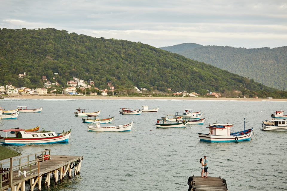 ensaio de casal, fotos no ribeirão da ilha, mario oliveira, fotografo de casamento, melhor fotografo de florianopolis, fotos com cachorro, pitbull, praia da armação, nascer do sol